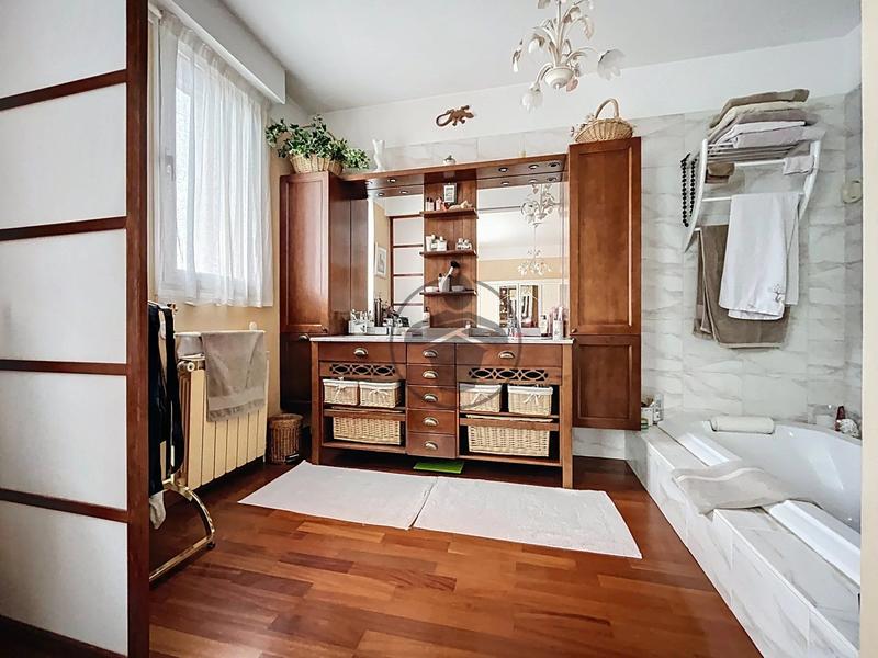 Maison - 232 m² - 6 pièces