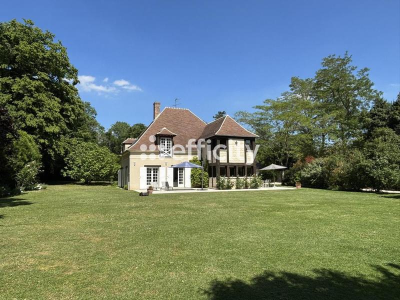 Maison - 240 m² - 9 pièces