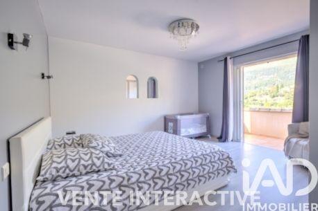 Maison - 240 m² - 5 pièces