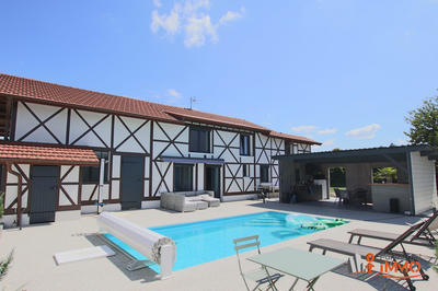 Maison - 220 m² - 9 pièces