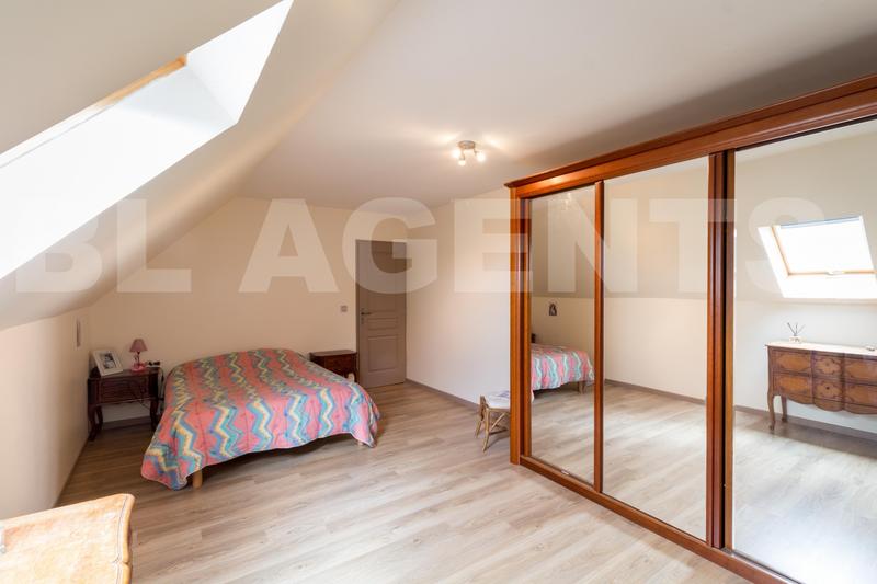 Maison traditionnelle - 264 m² - 8 pièces