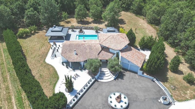 Propriété - 245 m² - 7 pièces