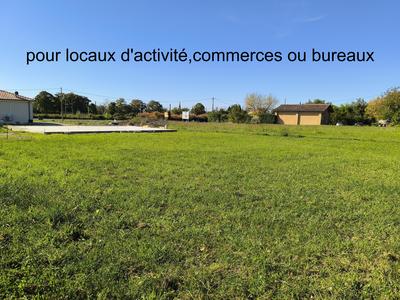 Terrain commercial - 1 760 m²