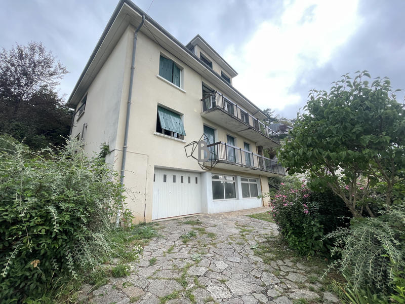 Maison - 230 m² - 10 pièces