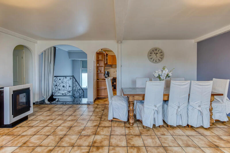 Maison - 182 m² - 9 pièces