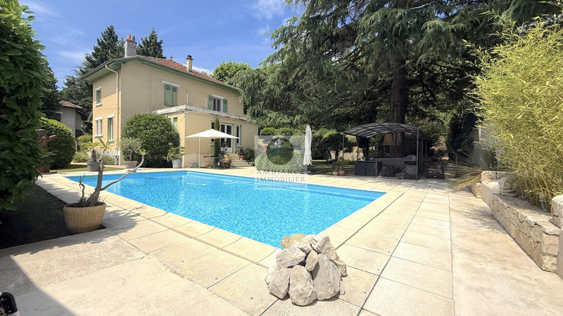 Maison - 174 m² - 9 pièces