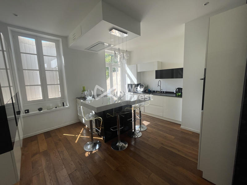 Maison - 331 m² - 9 pièces