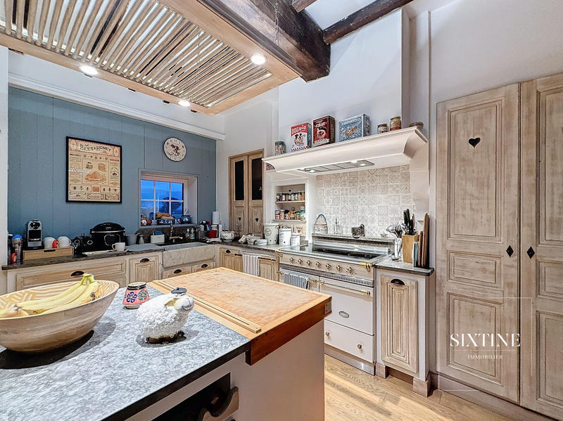 Maison ancienne - 692 m² - 16 pièces