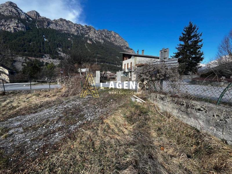 Terrain constructible - 666 m²