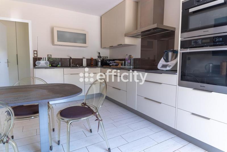 Maison - 232 m² - 11 pièces