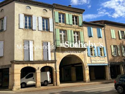 Maison - 377 m² - 12 pièces