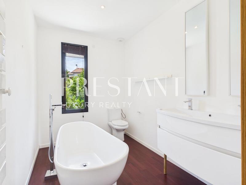 Maison - 310 m² - 11 pièces