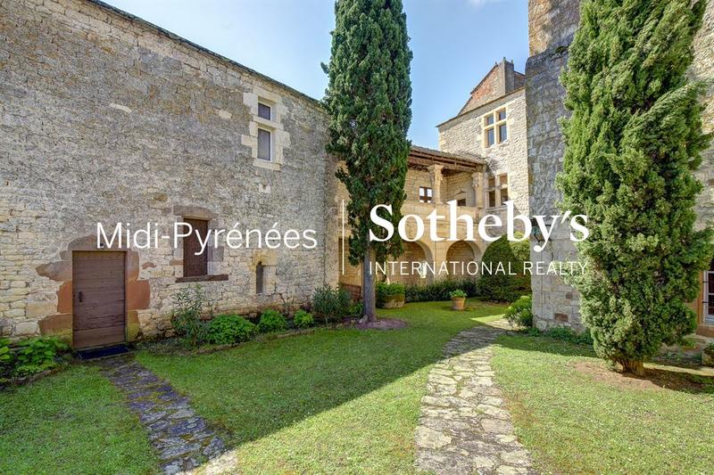 Château - 470 m² - 12 pièces