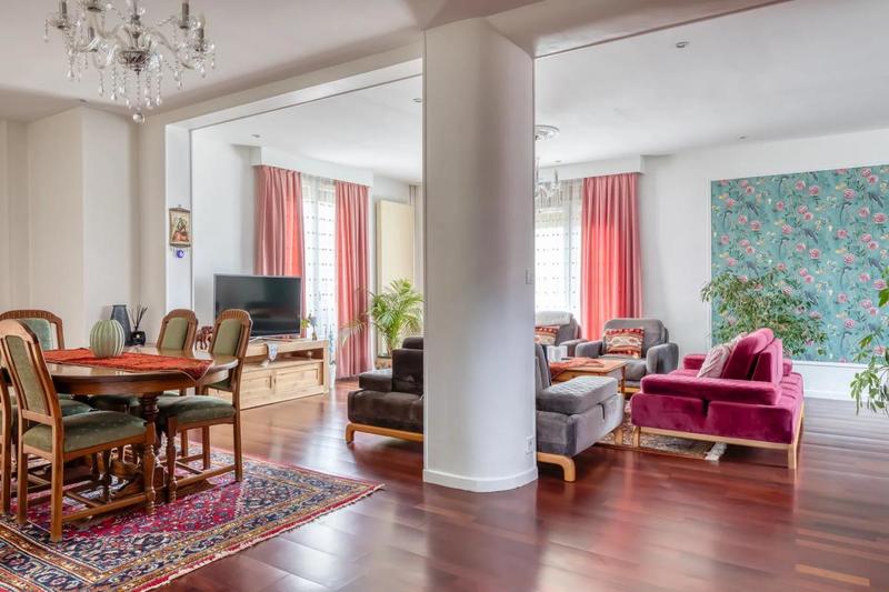 Maison - 225 m² - 10 pièces