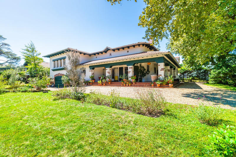 Maison - 202 m² - 7 pièces