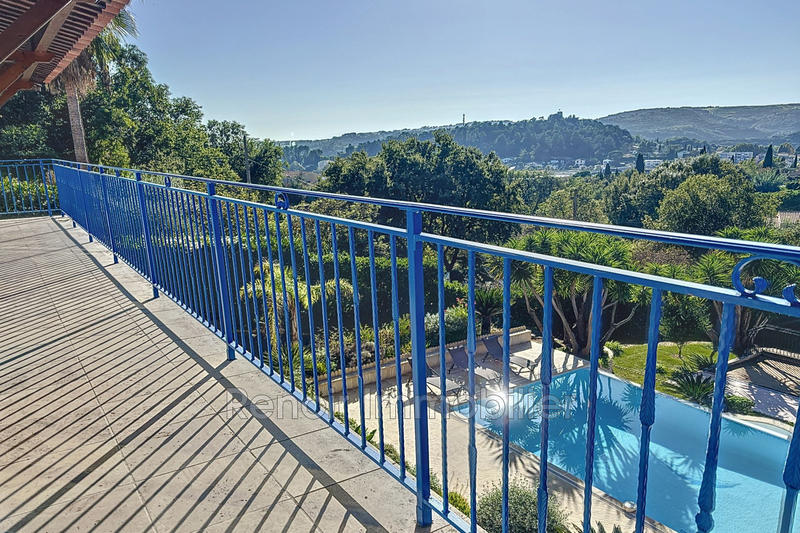 Maison - 240 m² - 8 pièces