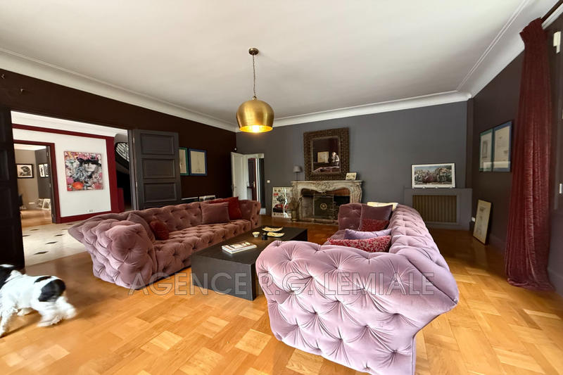 Maison - 937 m² - 15 pièces