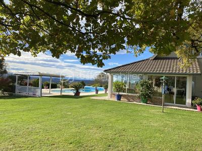 Maison traditionnelle - 305 m² - 7 pièces