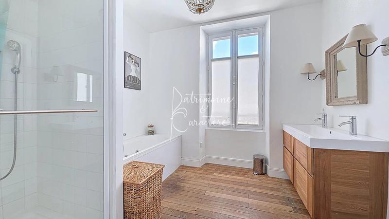 Maison - 235 m² - 10 pièces