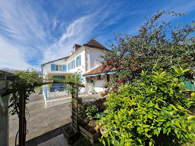 Maison - 236 m² - 10 pièces