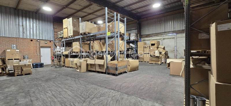 Local d'activité / Entrepôt - 1 500 m² - 15 pièces