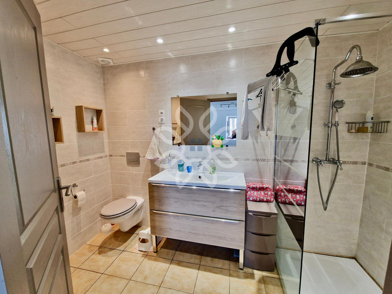 Propriété - 125 m² - 8 pièces