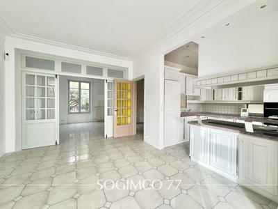 Maison - 171 m² - 8 pièces