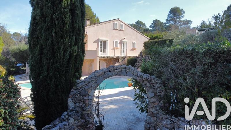 Maison - 216 m² - 6 pièces