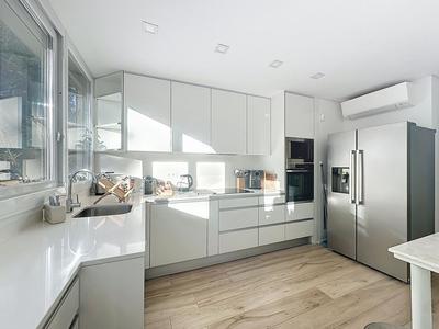 Appartement - 97 m² - 4 pièces