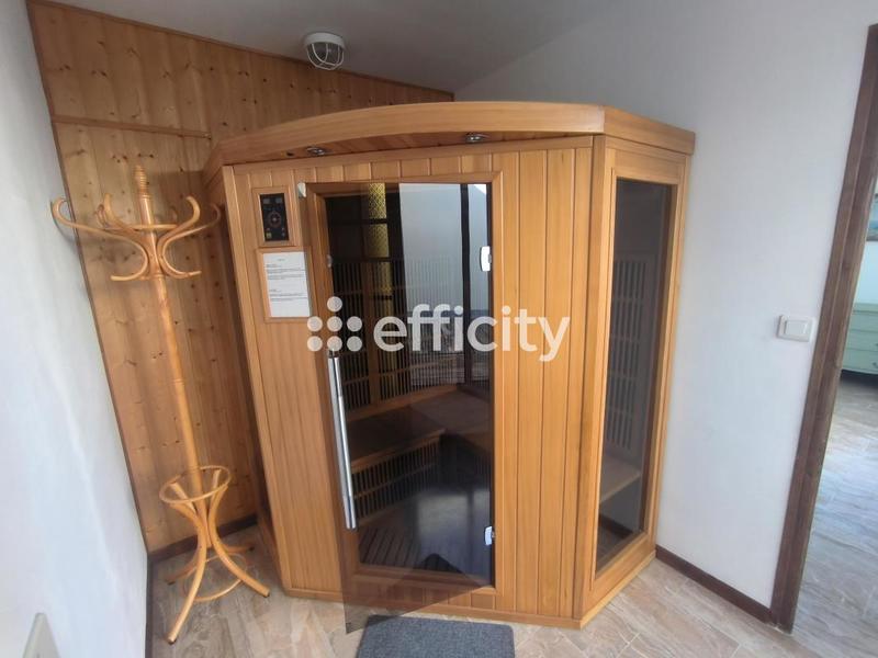 Maison - 213 m² - 9 pièces