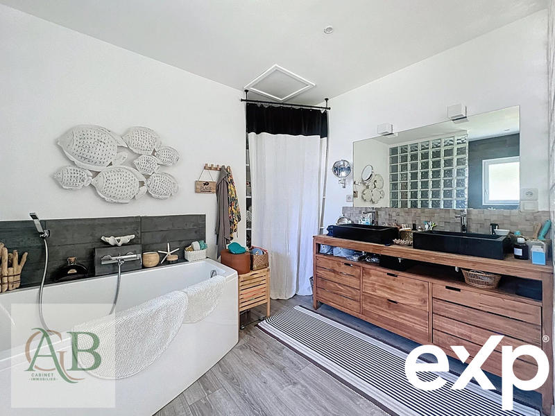 Maison - 220 m² - 7 pièces