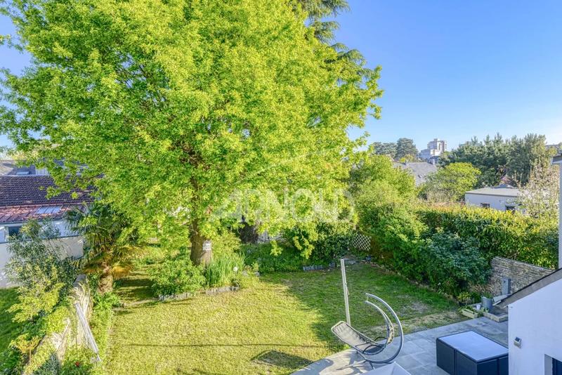 Maison - 217 m² - 8 pièces