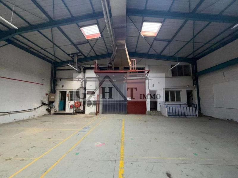 Entrepôt - 1 300 m²