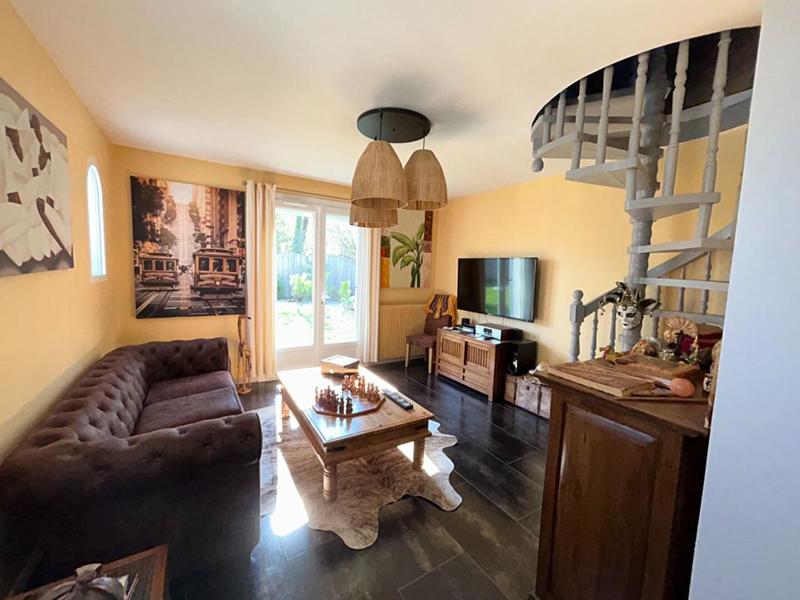 Maison - 280 m² - 10 pièces