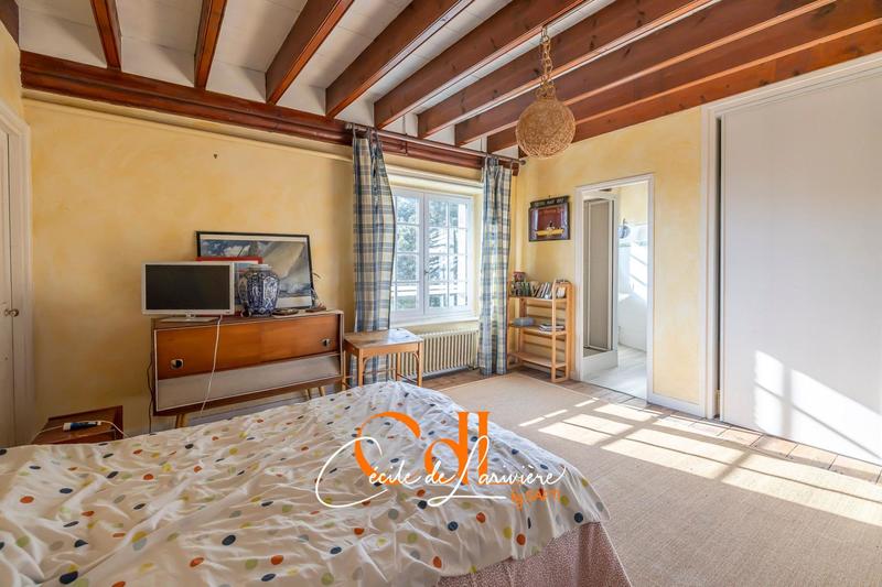 Maison - 240 m² - 8 pièces