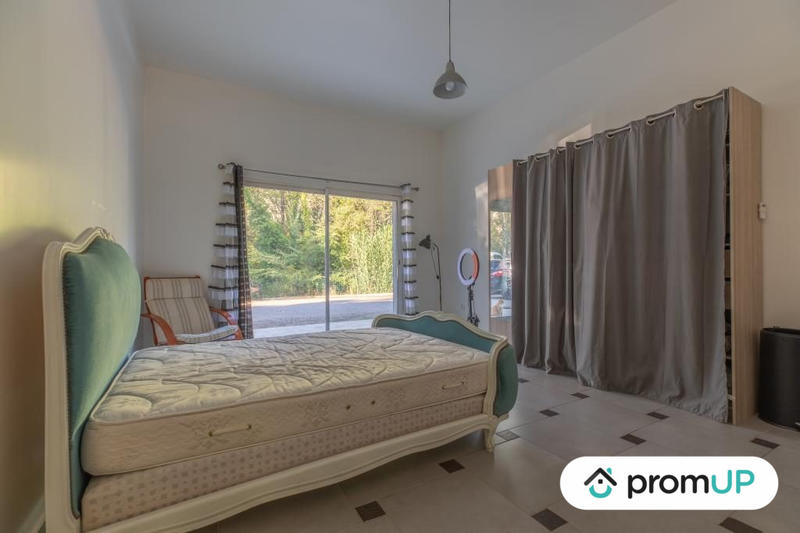 Maison - 240 m² - 7 pièces