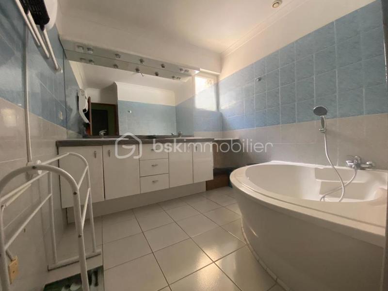 Propriété - 225 m² - 9 pièces