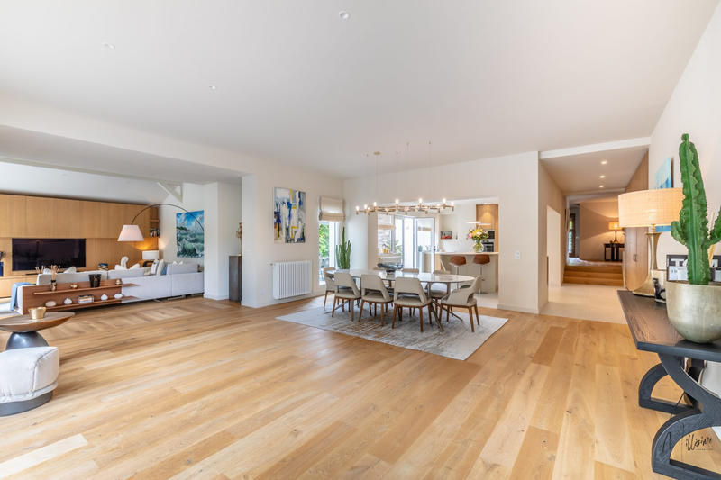 Maison - 312 m² - 8 pièces