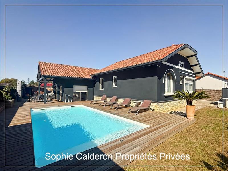 Maison - 250 m² - 9 pièces