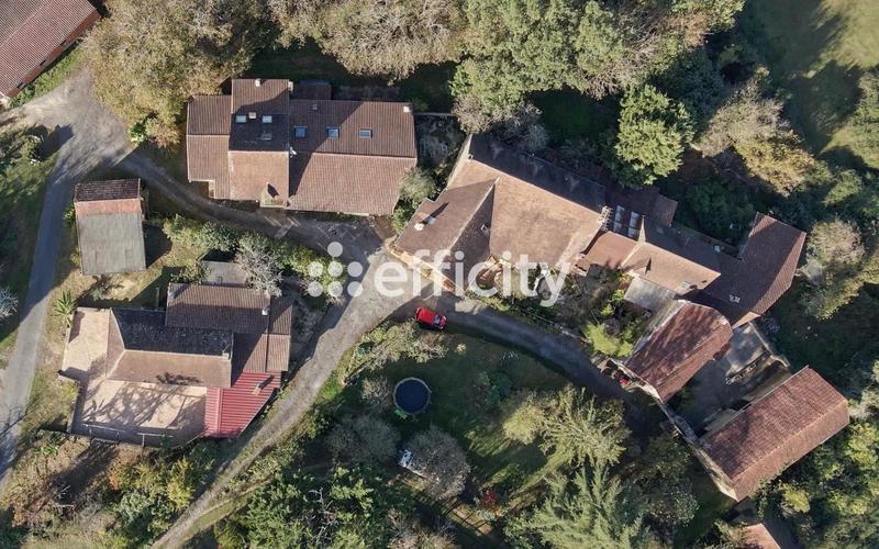 Maison - 1 875 m² - 67 pièces