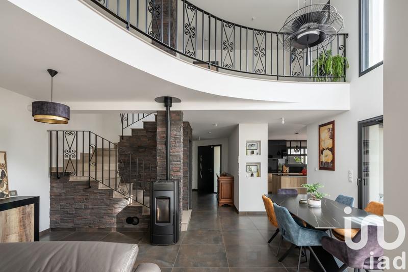 Maison - 220 m² - 7 pièces