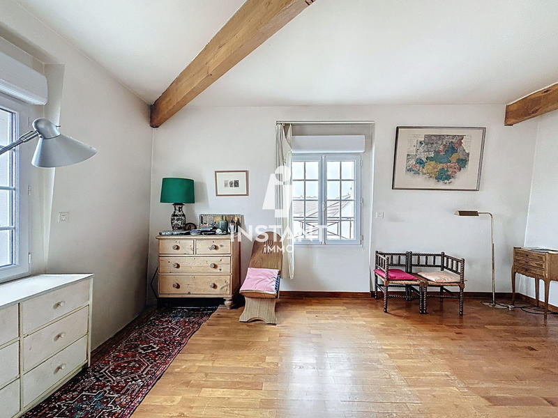Maison - 240 m² - 10 pièces