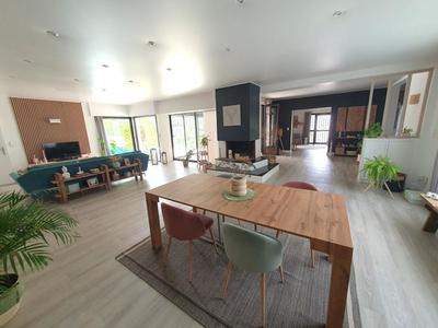 Maison - 265 m² - 8 pièces