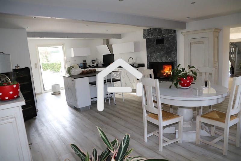 Demeure - 295 m² - 9 pièces