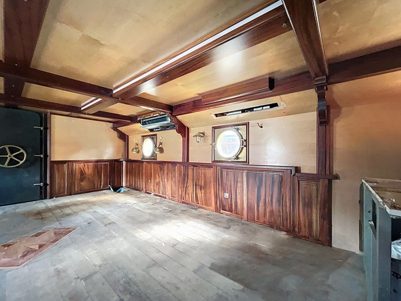 Péniche - 204 m² - 5 pièces