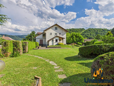 Maison - 295 m² - 11 pièces