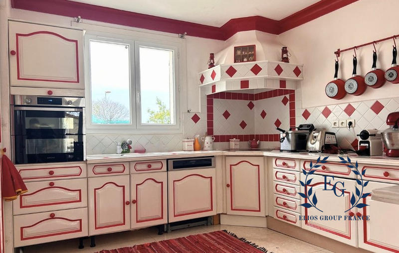 Maison traditionnelle - 272 m² - 10 pièces