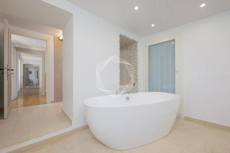 Appartement - 259 m² - 9 pièces