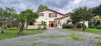 Maison - 210 m² - 8 pièces