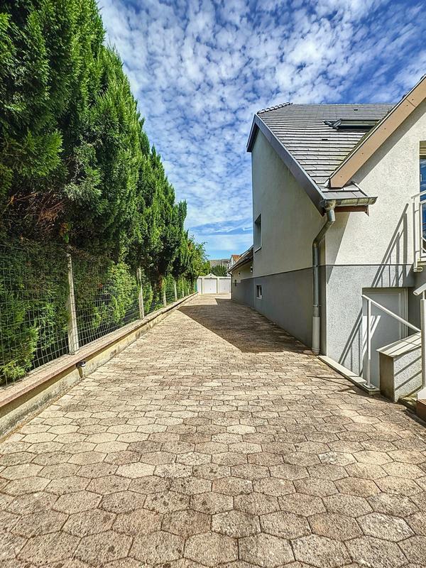 Maison - 180 m² - 9 pièces